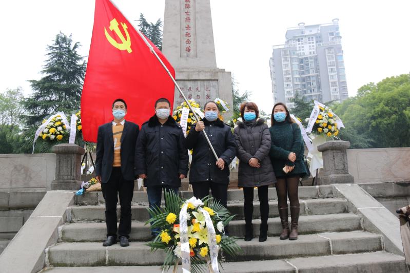 湘北汽運黨支部主題黨日活動，緬懷抗日英烈，祭掃墓地，敬獻(xiàn)花籃。