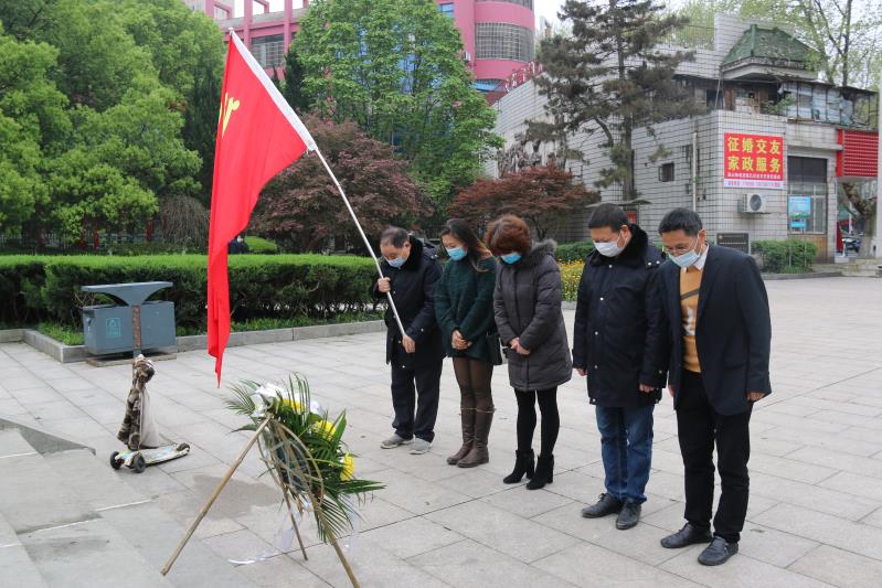 湘北汽運黨支部主題黨日活動，緬懷抗日英烈，祭掃墓地，敬獻(xiàn)花籃。